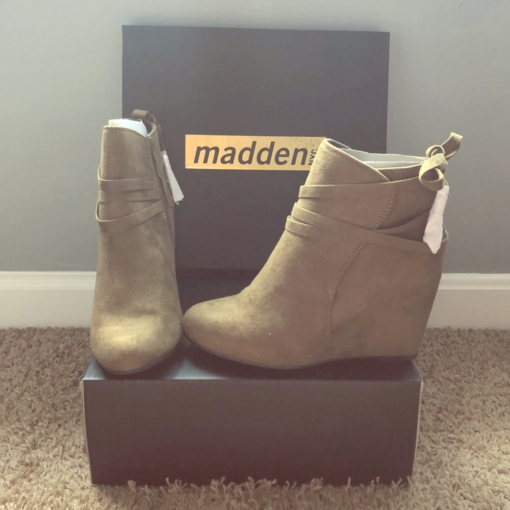 NWT Madden NYC olive green booties
